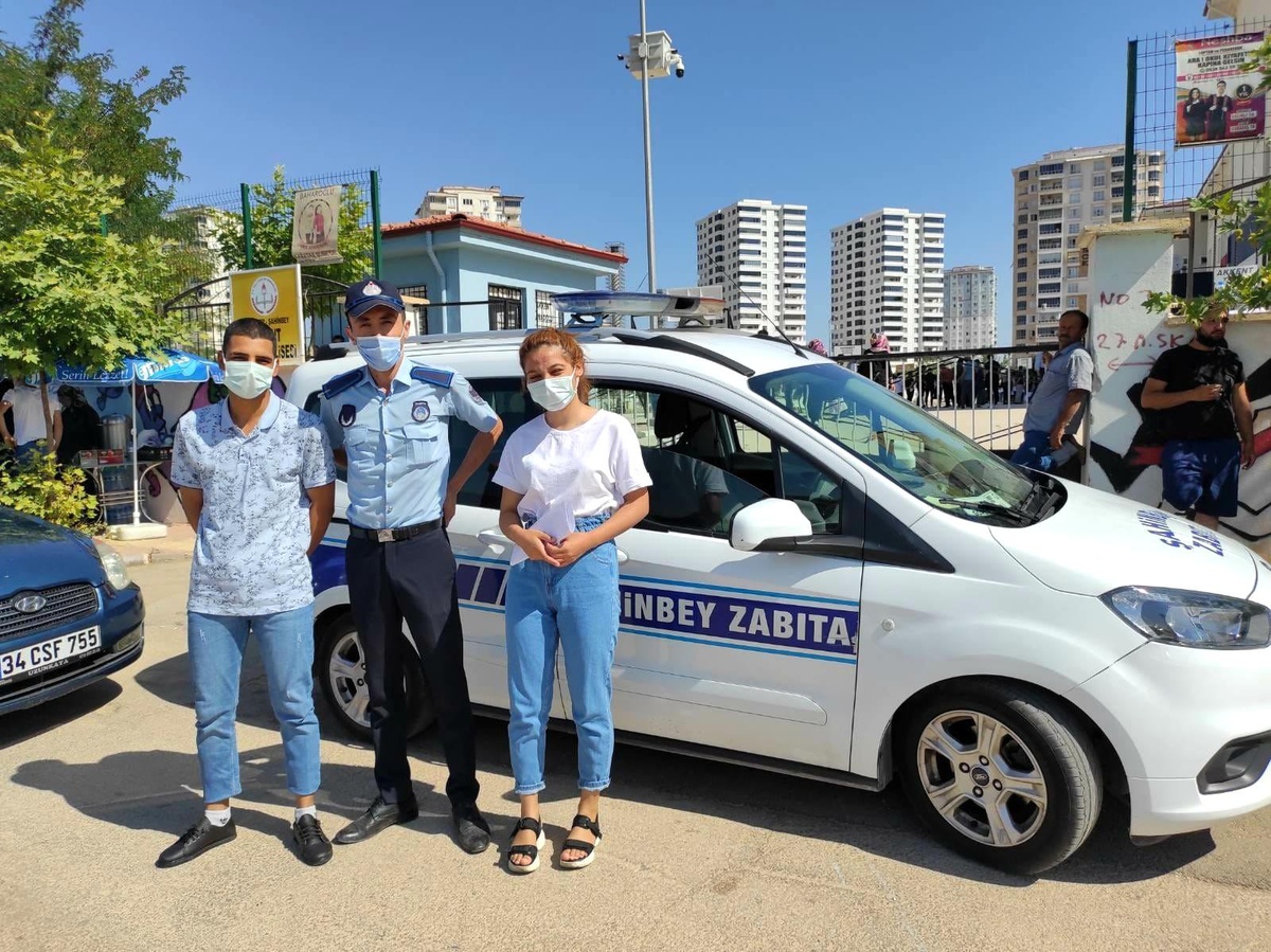 Sınava geç kalan öğrencilerin imdadına zabıta yetişti
