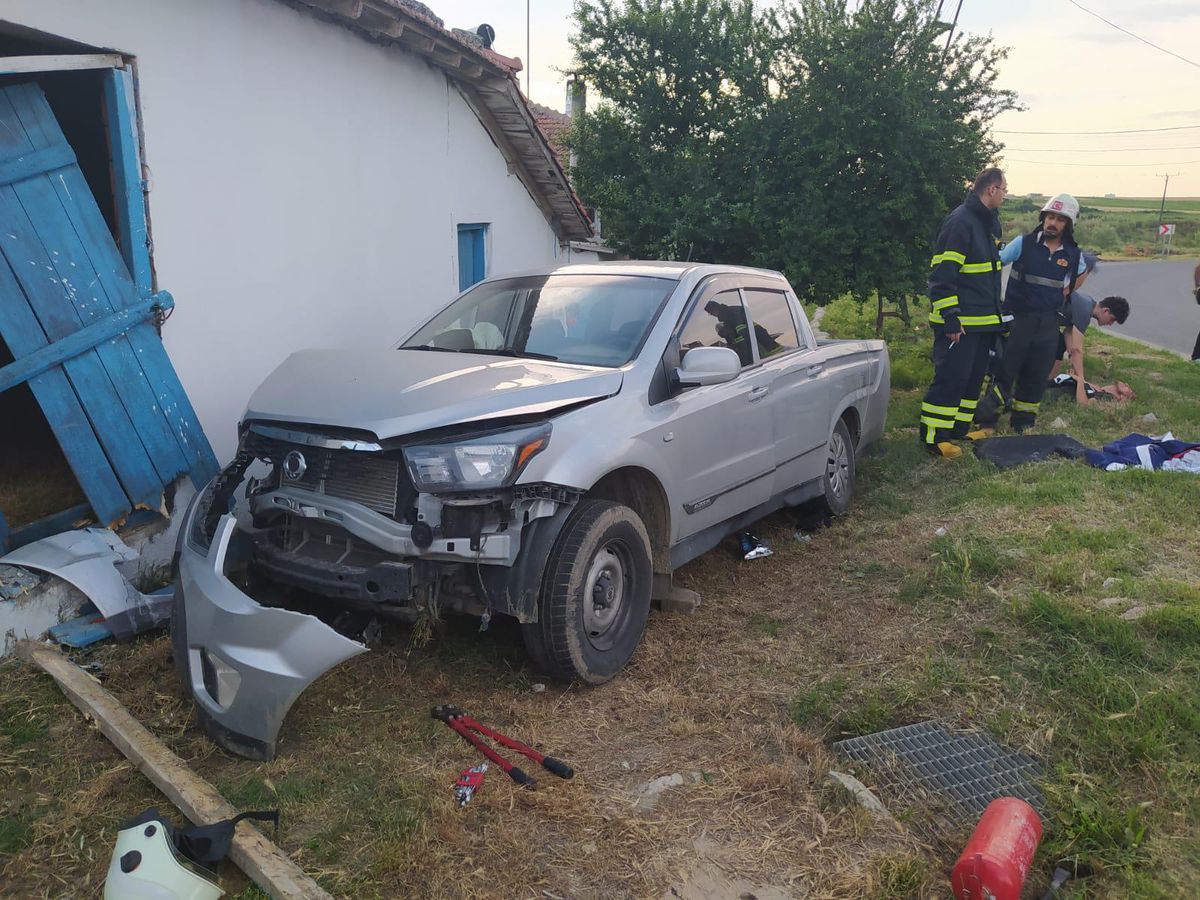 Tekirdağ\'da elektrik direğine çarpan kamyonetteki 4 kişi yaralandı