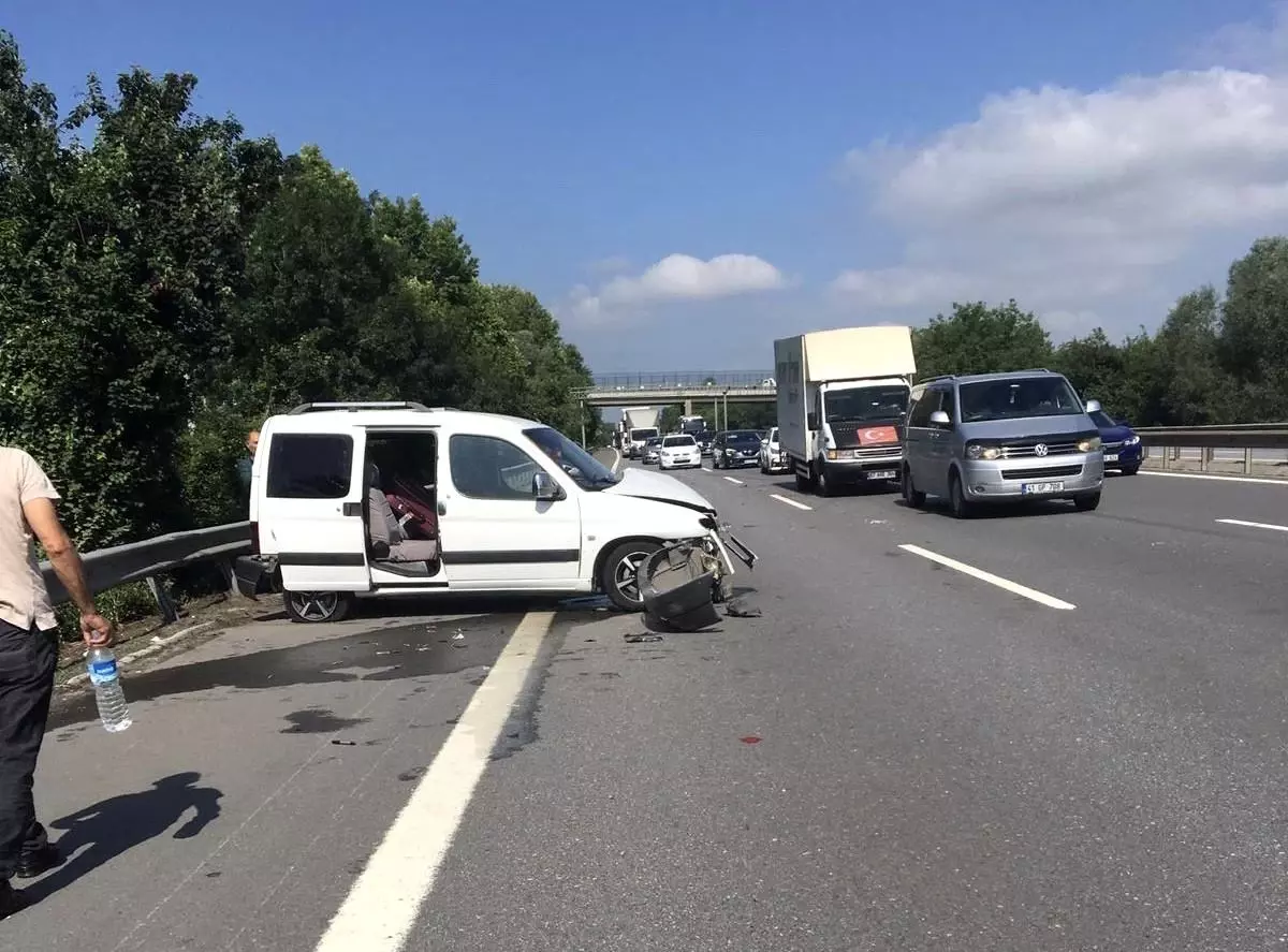 TEM\'de lastiği patlayınca önce tıra sonra bariyere çarptı: 2 yaralı