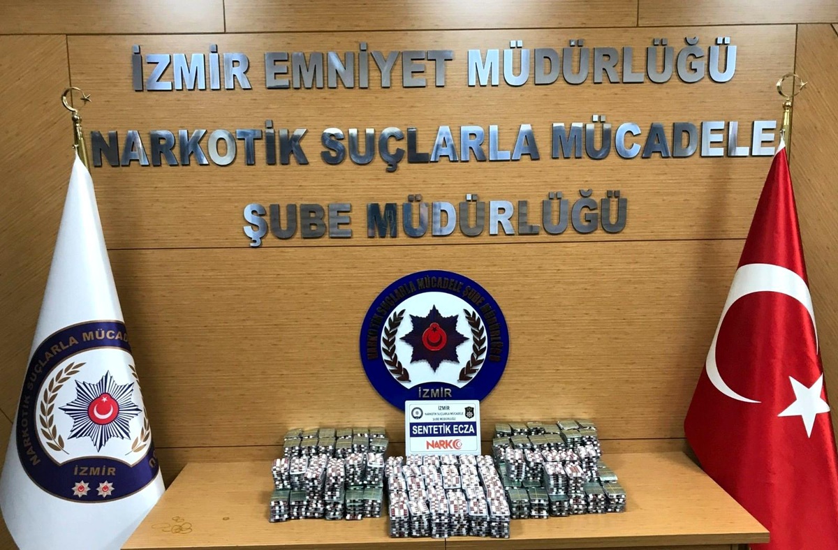 İzmir\'de 74 bin 564 sentetik hap ele geçirildi