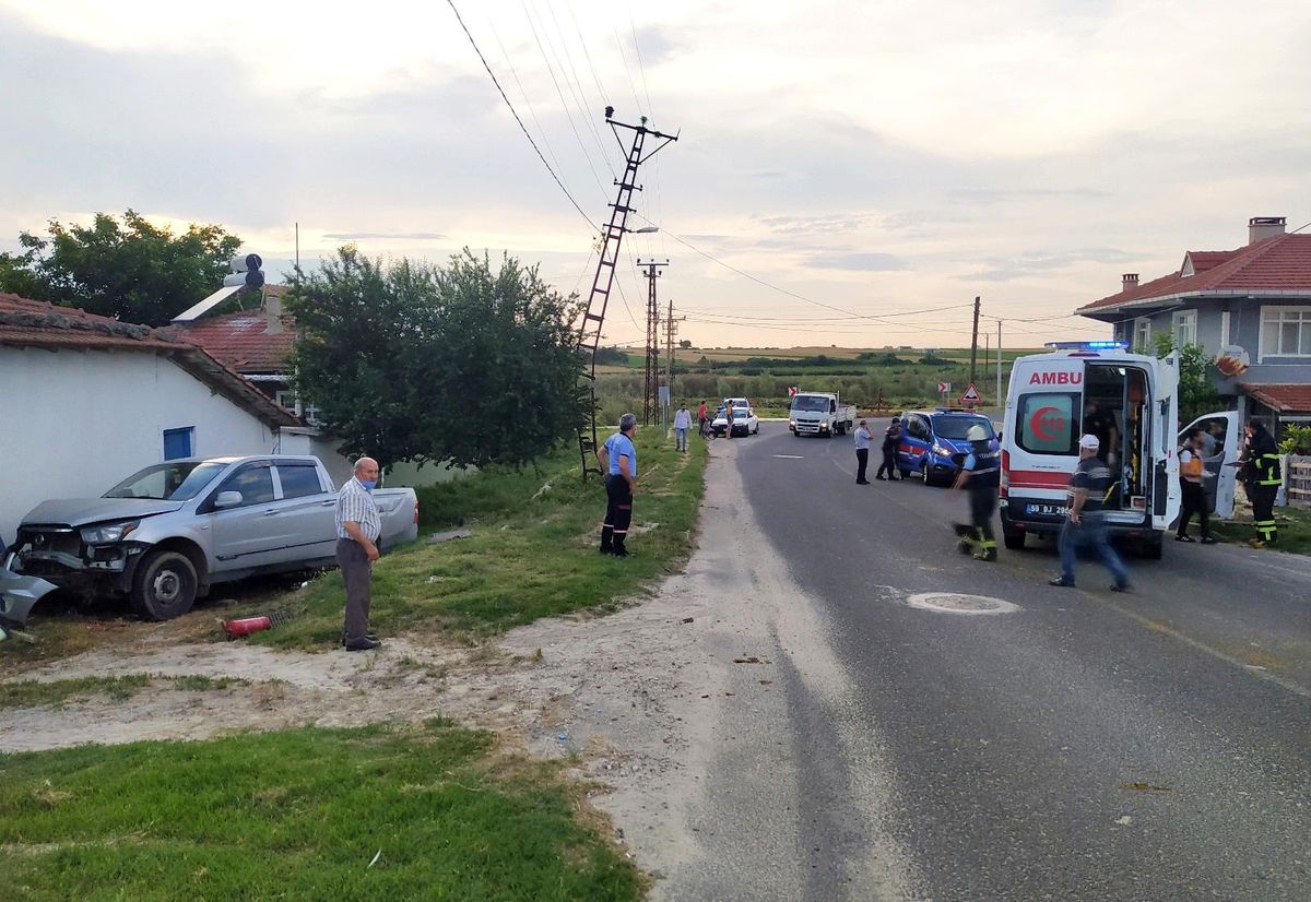 Virajı alamayan kamyonet elektrik direğine çarptı: 4 yaralı