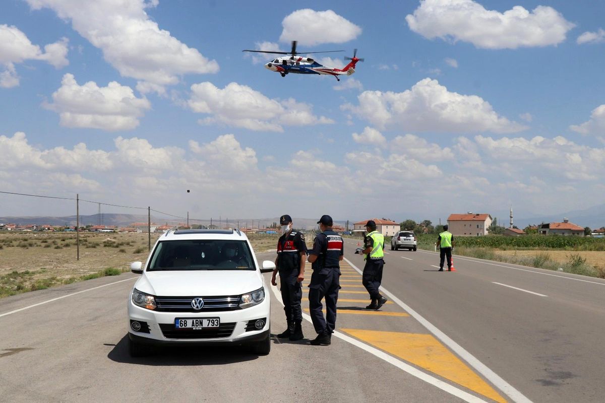 Son dakika haberi! Aksaray\'da jandarma trafik kuralı ihlallerini helikopterle denetledi