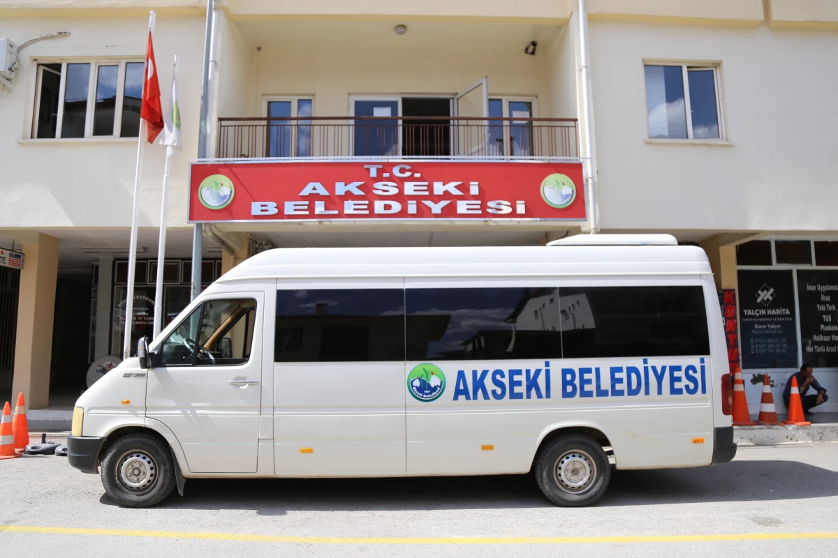 Akseki\'de hayırsever belediyeye minibüs bağışladı