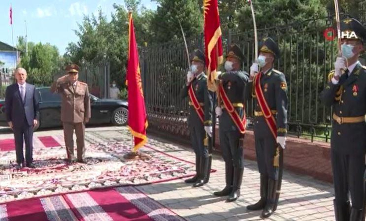 Bakan Akar, Kırgızistan\'da resmi törenle karşılandı