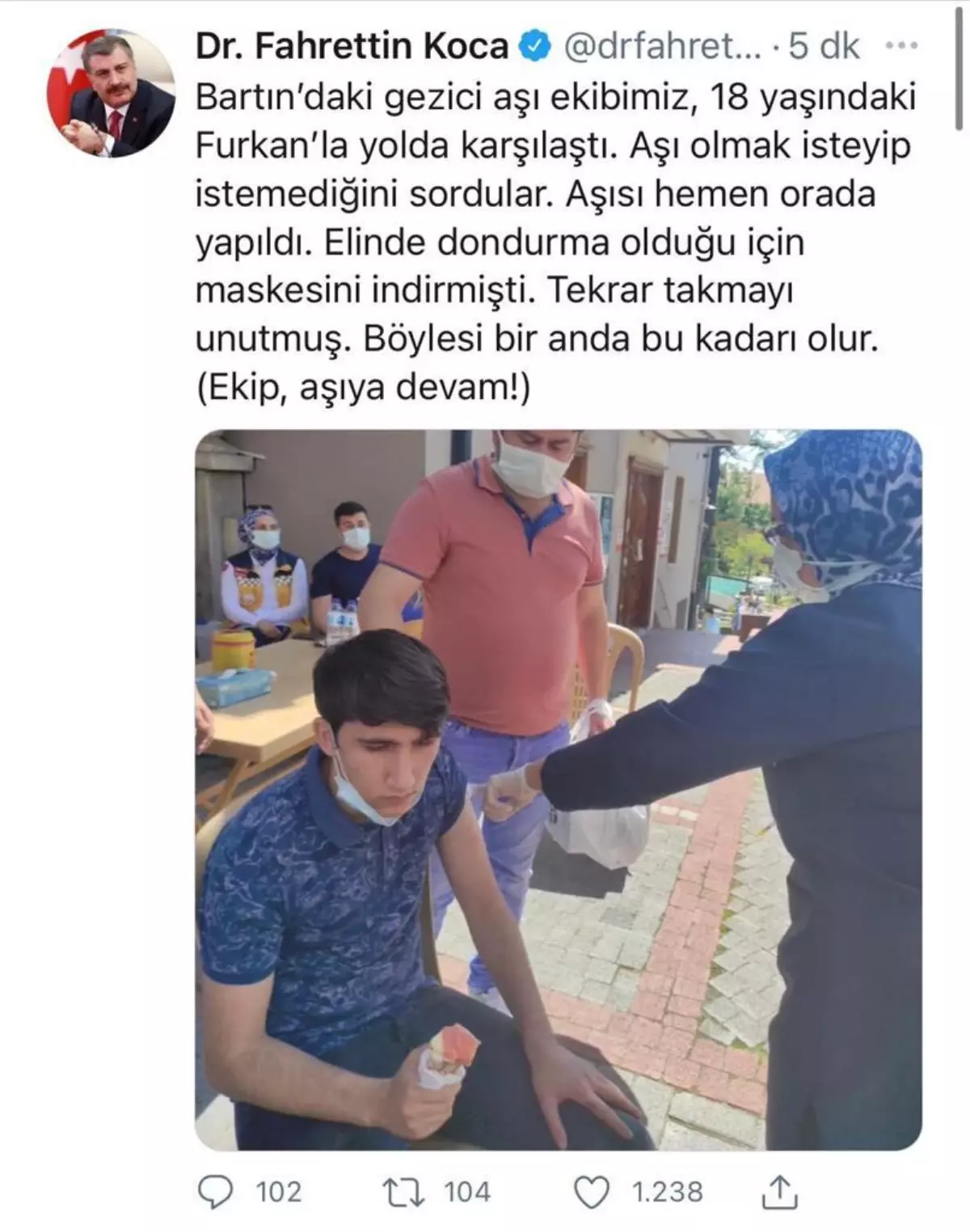 Son dakika haberleri: Bakan Koca\'nın sosyal medyadan fotoğrafını paylaştığı Furkan\'dan gezici aşı uygulaması için teşekkür