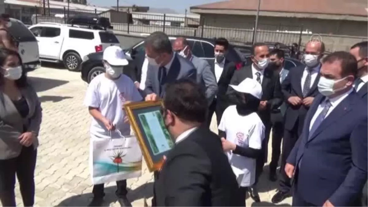 Bakan Selçuk, Yüksekova ilçesindeki Ahmed-i Hani Ortaokulu\'nu ziyaret etti