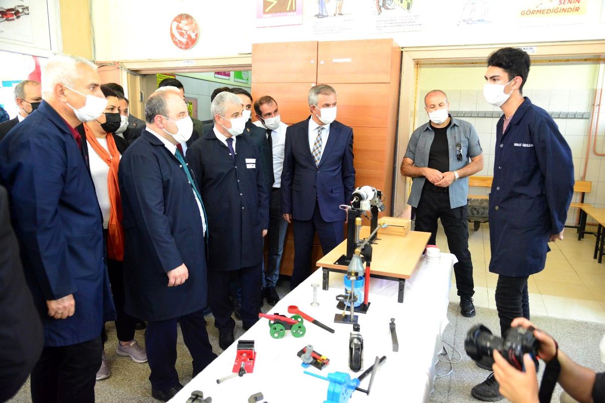 Bakan Varank, Kırşehir\'de sanayici ve iş insanları ile bir araya geldi