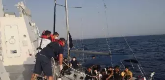 Bodrum'da 51 kaçak göçmen kurtarıldı, 2 göçmen kaçakçısı yakalandı.