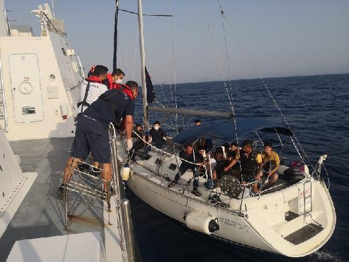 Bodrum\'da 51 kaçak göçmen kurtarıldı, 2 göçmen kaçakçısı yakalandı.