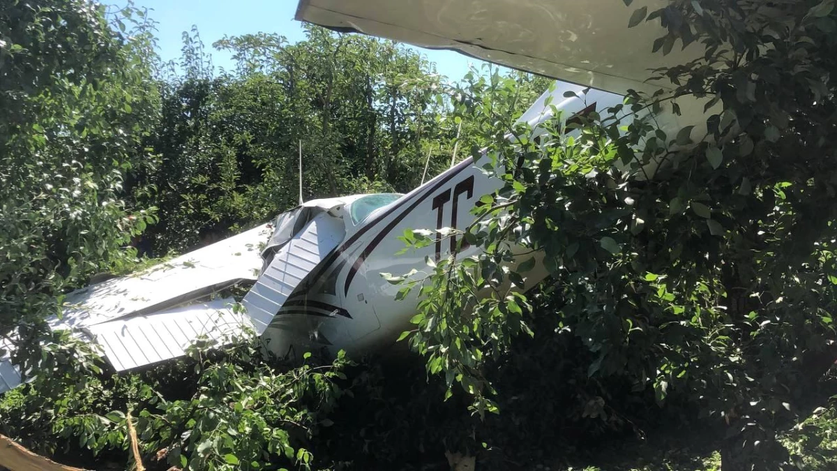 Bursa\'da eğitim uçağı meyve bahçesine zorunlu iniş yaptı: 2 yaralı