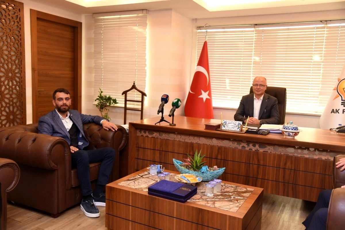 Bursaspor\'un yeni yönetimi AK Parti İl Başkanlığı\'nı ziyaret etti
