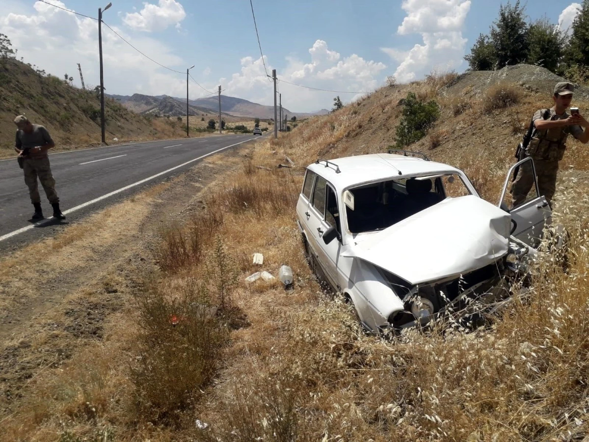 Diyarbakır\'da seyir halindeki otomobil kaza yaptı, sürücü yaralandı