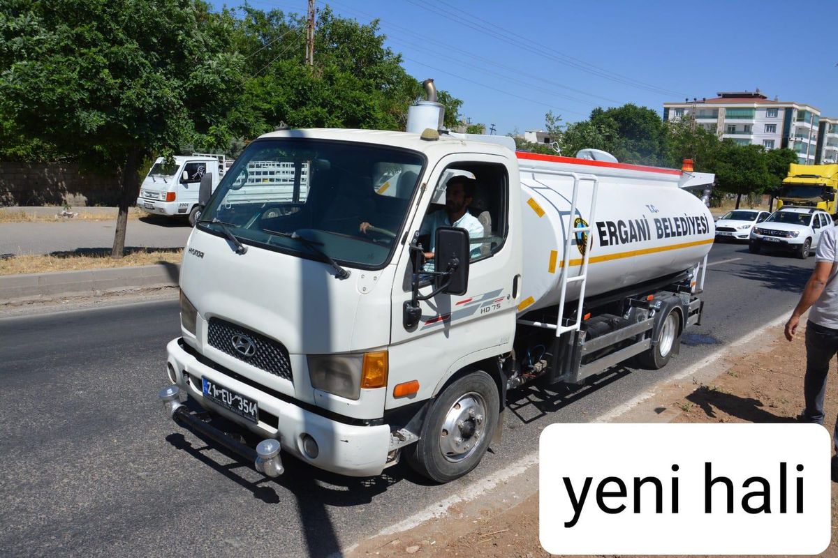 Ergani Belediyesi, kullanılamaz durumdaki araçların bakımını yaparak araç filosuna kattı