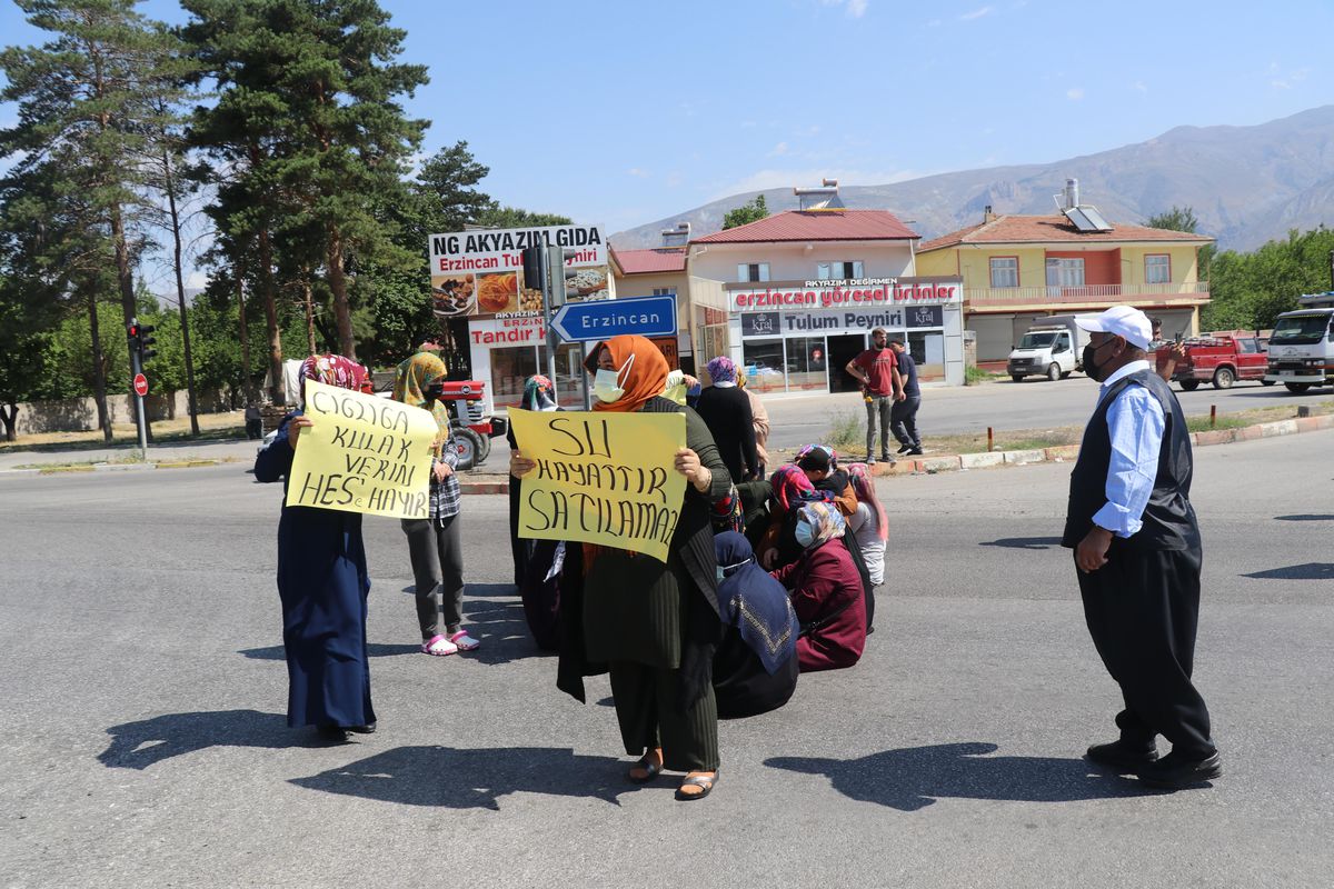 Erzincan\'da içme sularının yetersiz olduğunu öne süren bazı mahalle sakinleri yol kapatma eylemi yaptı