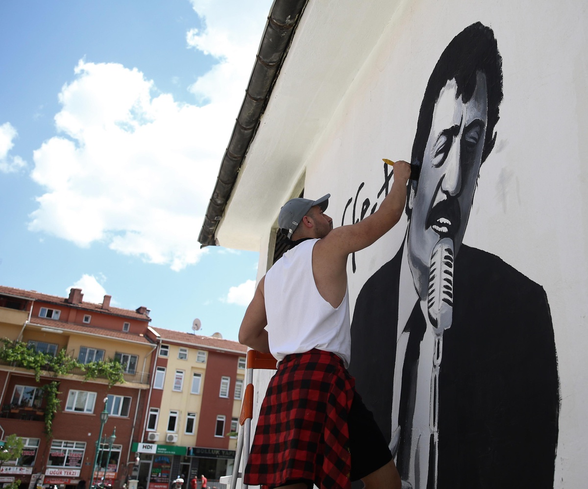 Genç ressam Eskişehir\'in duvarlarını Yeşilçam\'ın unutulmaz sanatçılarının resimleriyle renklendiriyor