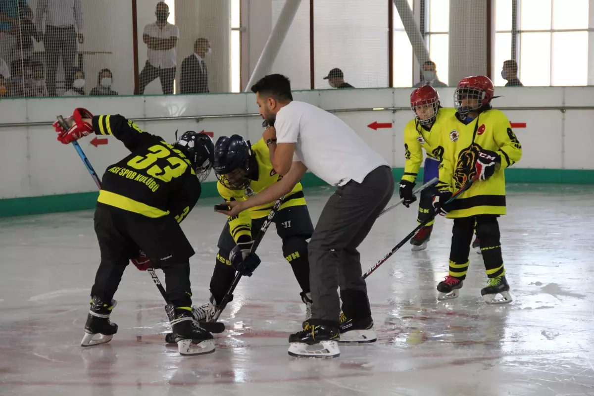 Buz hokeyi turnuvası yapıldı