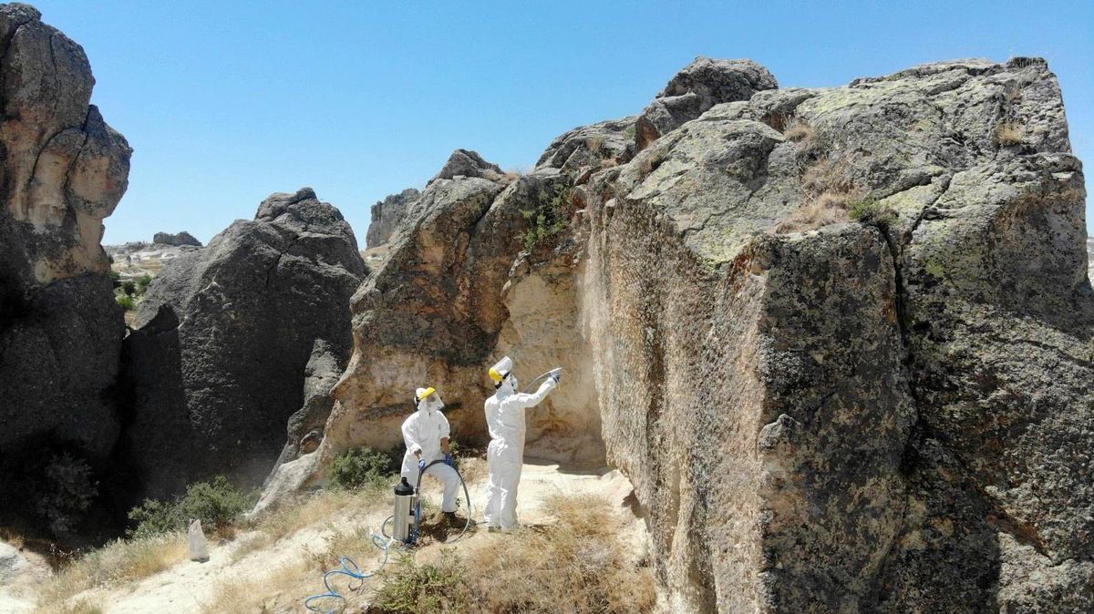 İHA gündeme getirdi, Kapadokya\'da peribacaları sprey boyalardan temizlendi
