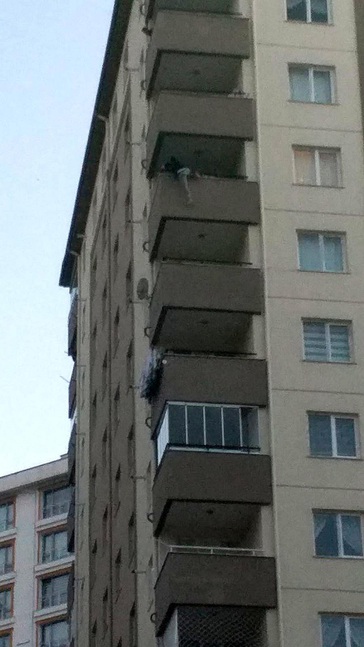 İntihar için balkona çıkan şahıs ikna edildi