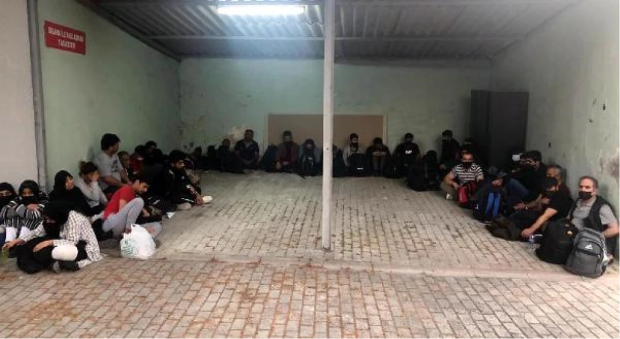 İzmir\'de bağ evinde 32 kaçak göçmen yakalandı