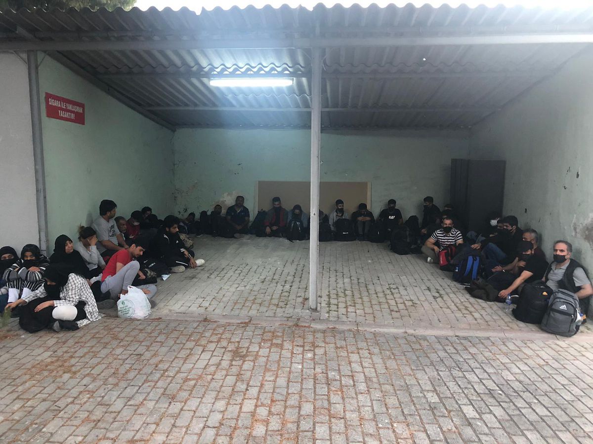 İzmir\'de bağ evinde 32 sığınmacı yakalandı