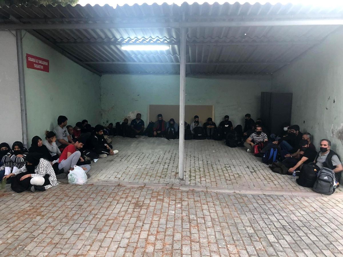 Son dakika haberleri | İzmir\'de göçmen kaçakçılığı operasyonu: 4 gözaltı