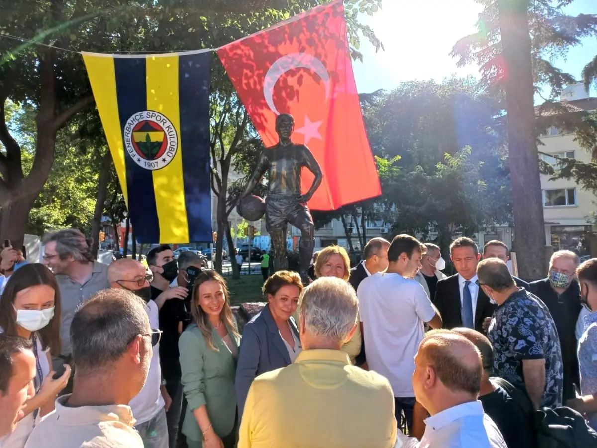 Kadıköy\'de Can Bartu heykeli törenle açıldı -2-