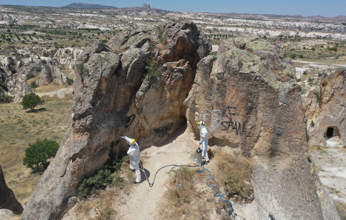 Kapadokya\'da peribacaları ve doğal kaya oluşumları üzerindeki yazılar temizlendi