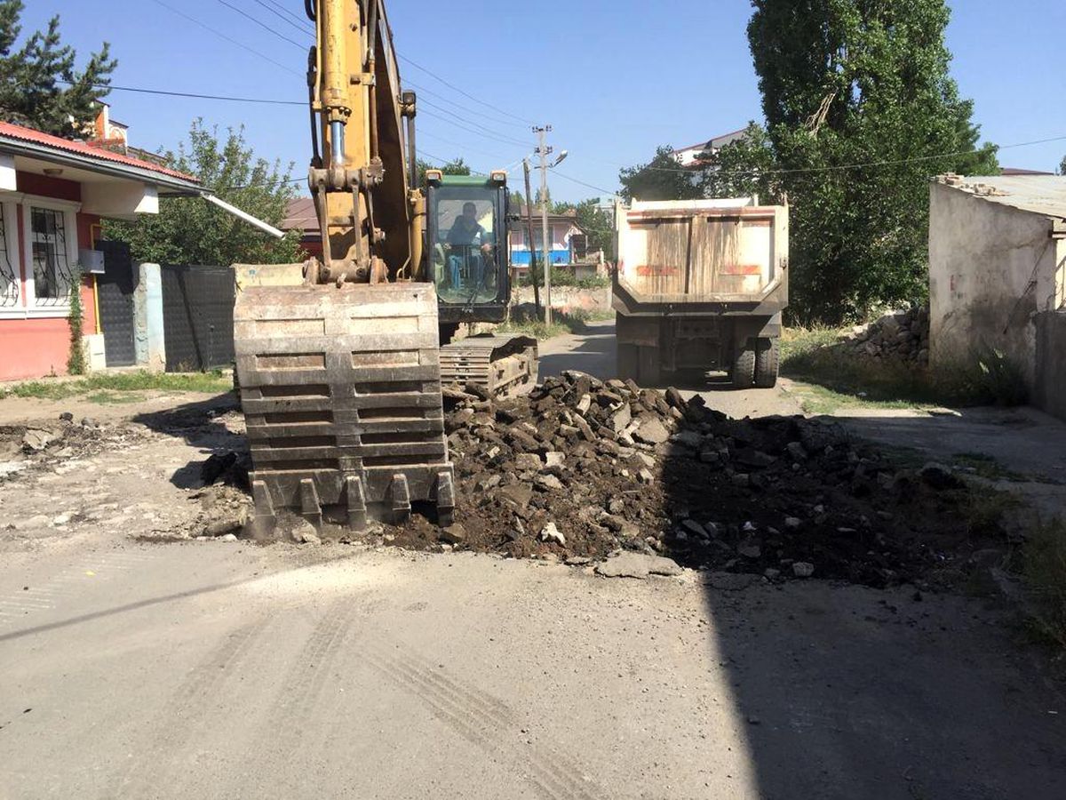 Kars\'ta yol yapım çalışmaları sürüyor