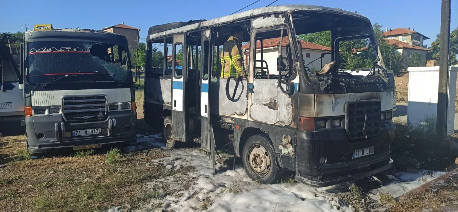 KIRIKKALE - Park halindeki 2 minibüste yangın çıktı