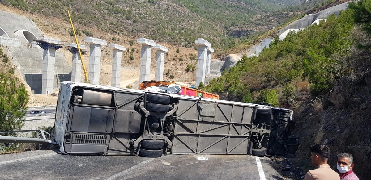 Mersin\'de otobüs kazası: 1\'i ağır 14 yaralı