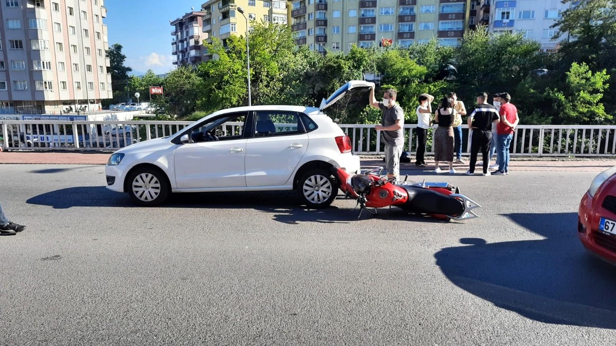 Motosiklet otomobilin altına girdi