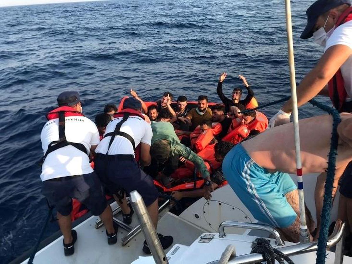 Ölüme terk edilen düzensiz göçmenler kurtarıldı