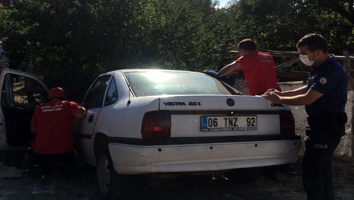 Otomobil evin bahçe kapısına çarptı: 1 yaralı