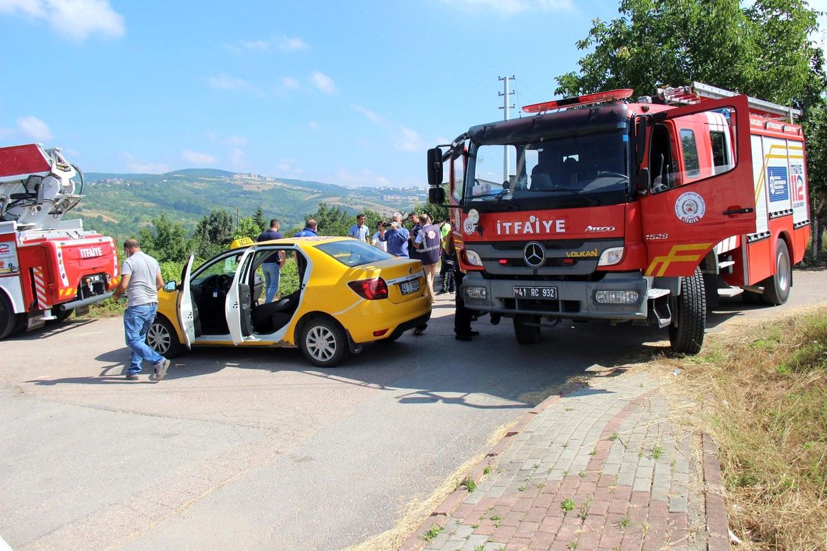 Otomobille çarpışan taksideki yaralıyı itfaiye ekipleri kurtardı