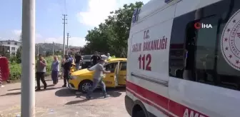 Son dakika haberi: Otomobille çarpışan taksideki yaralıyı itfaiye ekipleri kurtardı