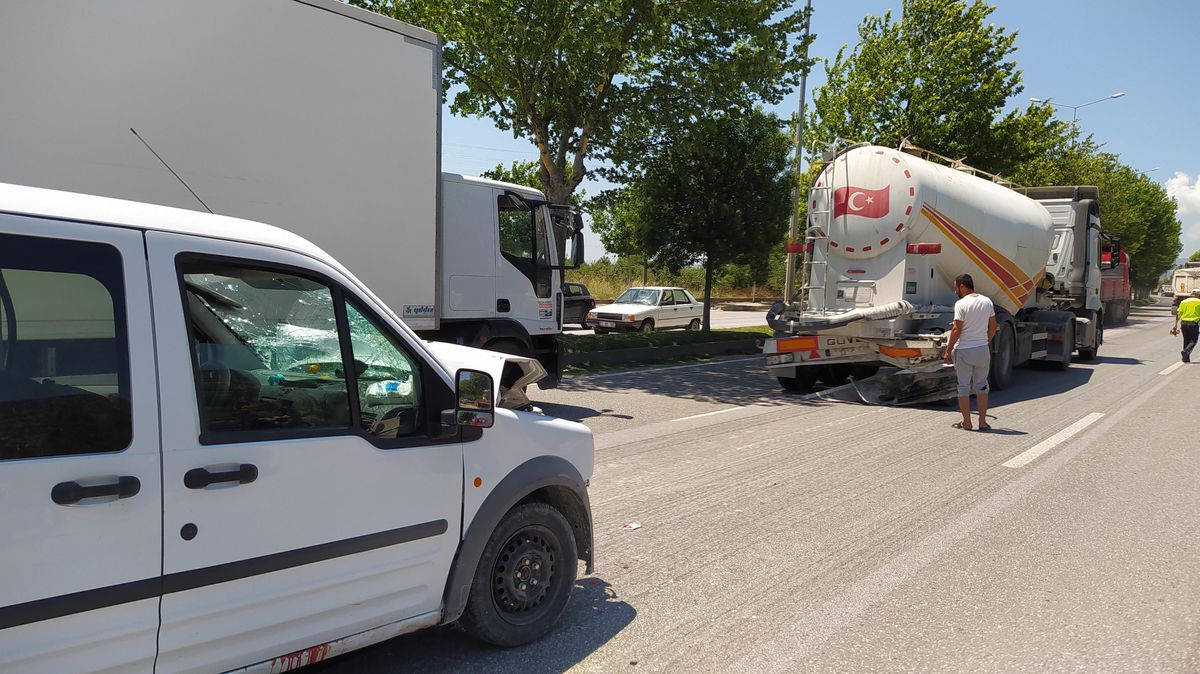 Son dakika haberleri! Pamukova\'da karı koca trafik kazasında yaralandı