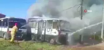 Park halindeki iki minibüs alev topuna döndü