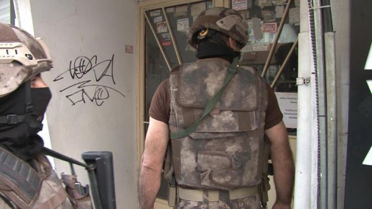 Son dakika haberleri... Pendik\'te uyuşturucu satıcılarına operasyon kamerada