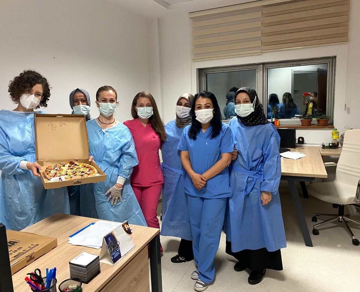 Pizzacılardan sağlıkçılara sürpriz