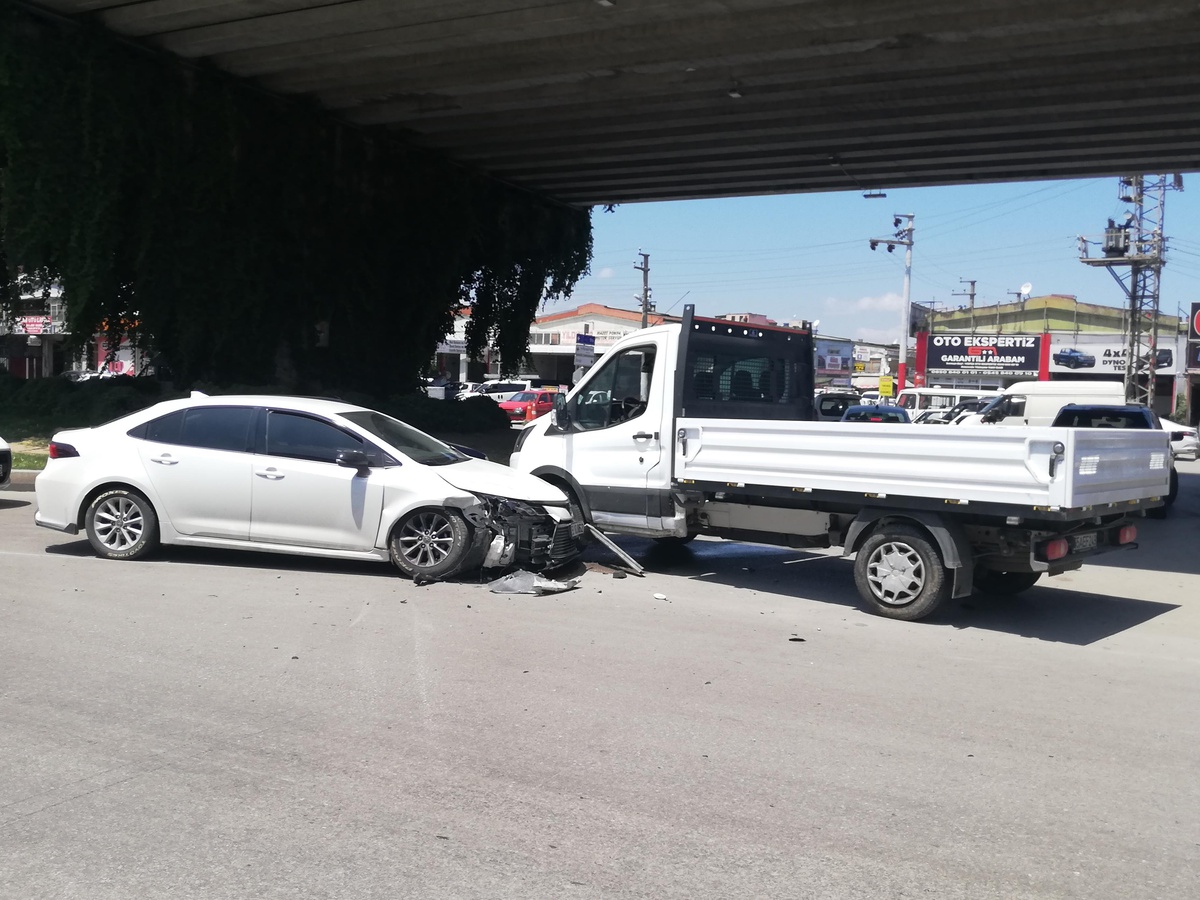 Samsun\'da kamyonet ile otomobil çarpıştı: 2 yaralı