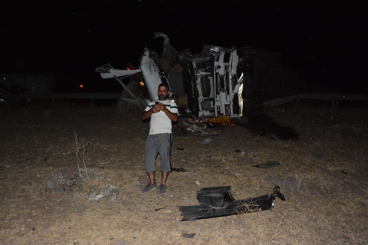 ŞANLIURFA - Tır ile kamyon çarpıştı: 3 yaralı