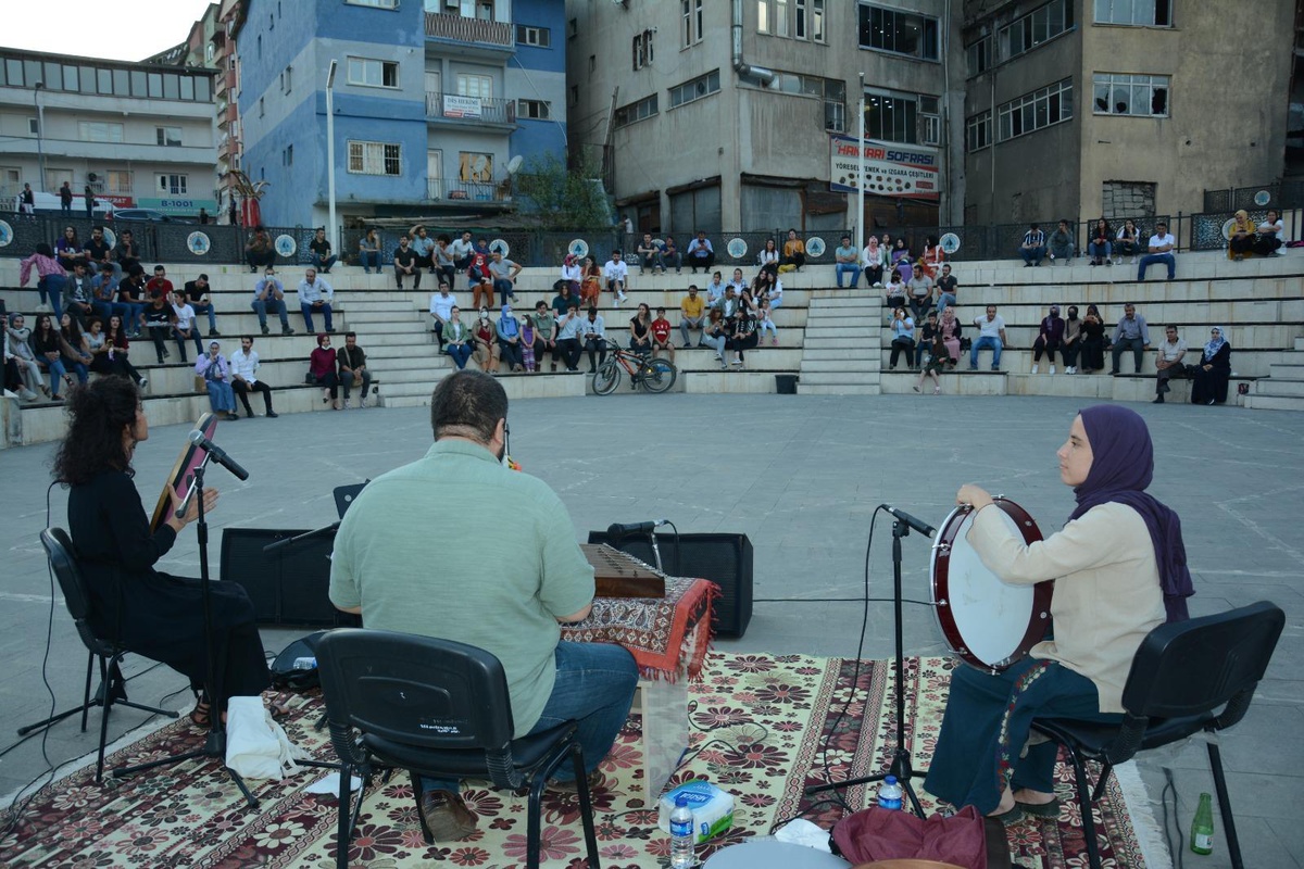 Santur sanatçısı Sedat Anar, Hakkari\'de konser verdi