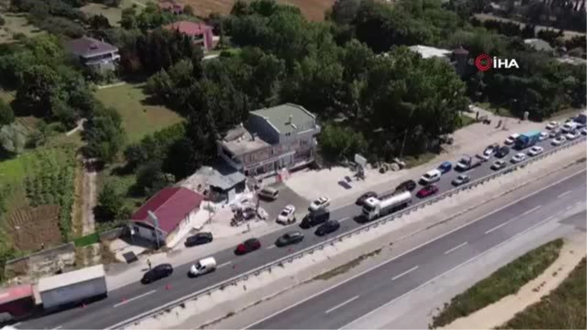 Son dakika haberleri: Silivri\'de iki araç çarptı: 3 kişinin yaralandığı kaza nedeniyle E-5\'te trafik kilitlendi