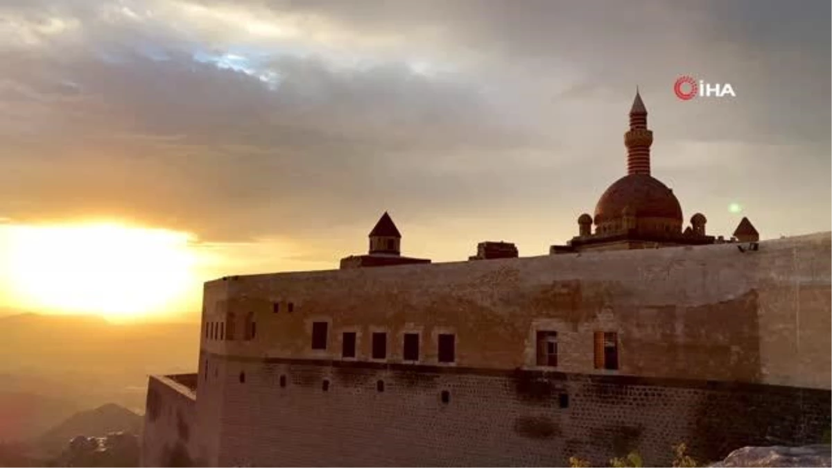 Tarihi İshak Paşa Sarayı\'nda eşsiz gün batımı manzarası