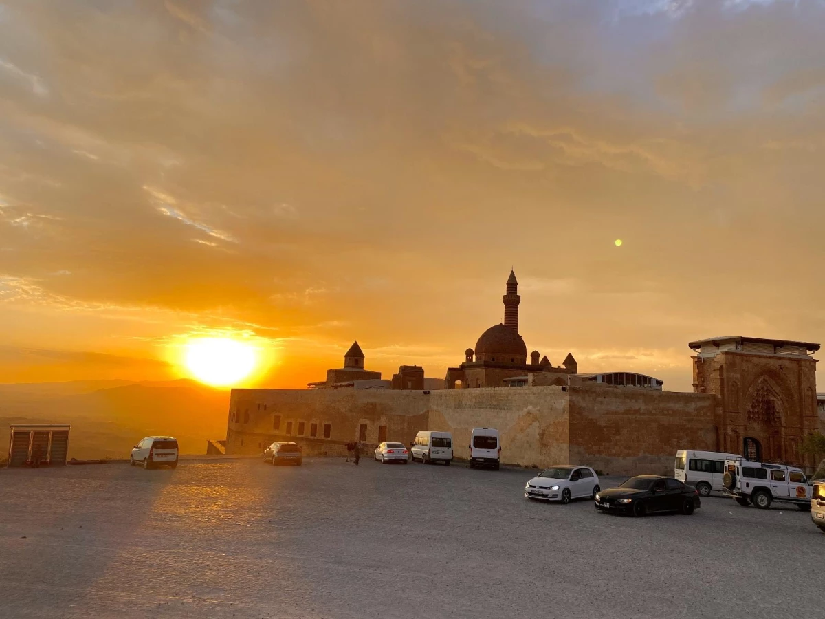 Tarihi İshak Paşa Sarayı\'nda eşsiz gün batımı manzarası