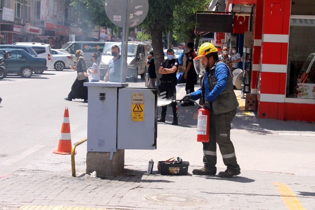 Son dakika haberi | Trafo yangınını elektrik şirketi görevlileri söndürdü