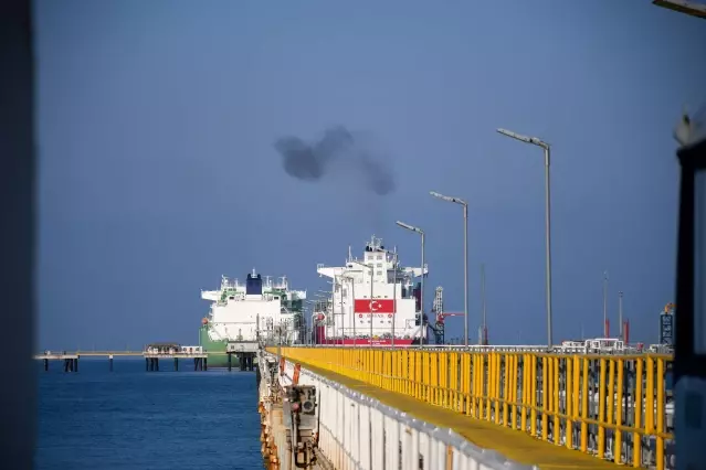Türkiye'nin ilk FSRU gemisi Ertuğrul Gazi'ye ilk sıvı doğal gaz nakli başladı (2) Türkiye'nin ilk FSRU gemisi Ertuğrul Gazi'ye ilk sıvı doğal gaz nakli başladı (2)