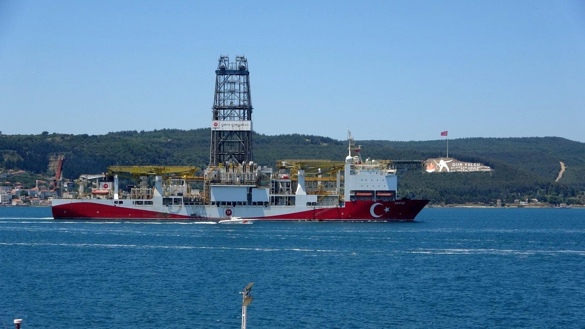 Yavuz sondaj gemisi Çanakkale Boğazı\'ndan geçti