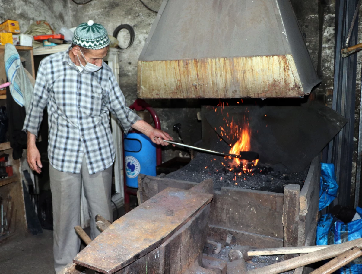 Son dakika haber... 73 yaşındaki Hasan usta, ekmeğini 60 yıldır ateş karşısında demir döverek çıkarıyor