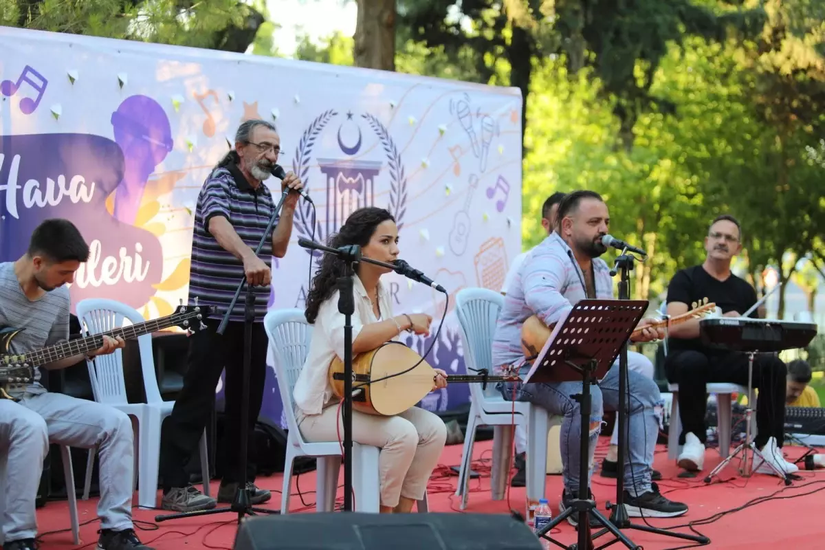 Akhisar Belediyesi açık hava yaz konserleri büyük ilgi görüyor